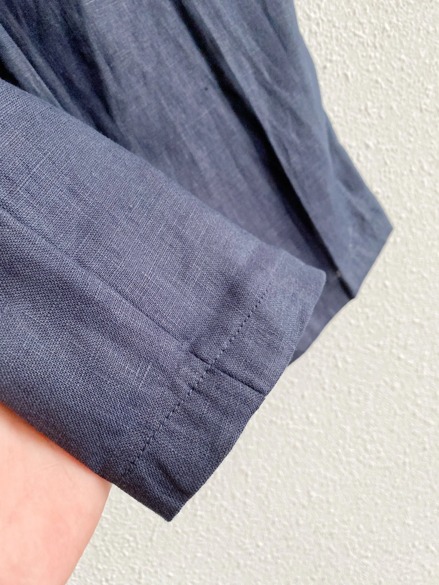 Loro Piana linen tapered trousers Fabric: Made of 100% Italian rain dew linen, treated with the brand's exclusive softening process to weaken the rough and skin-piercing feel of the original linen material; the surface retains the natural clear linen texture, matte low-saturated tone, Breathable and quick-drying, making it the core fabric for a complete set of spring and summer old-money styles. Pattern structure: tapered cut, wide at the top and slightly tapered at the bottom, with the trousers length exposing the ankles, neat and not dragging, modifying the leg shape, and highly tolerant to various leg types; single pleat design on the front, increasing abdominal margin, and no tight wrinkles when sitting for long periods of time; clever waistband, standard trousers placket + belt loops on the front, hidden elastic waist on both sides, taking into account formal formality and daily comfort, without picking on the waistline; It has diagonal pockets on both sides, minimalist wiring and no exposed logos, maintaining a low-key texture; the flat trouser legs do not need to be rolled, and have relaxed and casual lines. Color options: Dark Coffee Brown, Navy Blue, Cream White, and native hemp Beige, covering all commuting, leisure, and vacation scenarios. Style positioning: Italian relaxed and light business style, minimalist holiday style, new Chinese style daily wear, same style unisex version for men and women, focusing on high-end complete sets without logos. Sizes:M-4XL